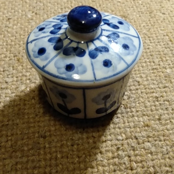 Blue and White Porcelain Trinket Boxes - Picture 4 of 4